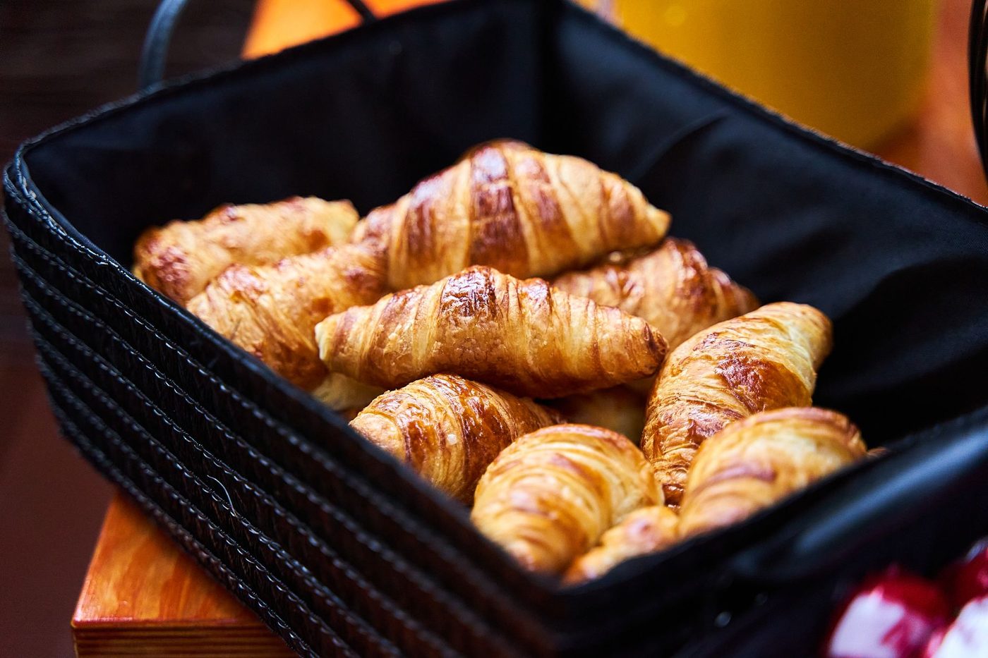Croissants pur beurre dorés rangés dans un panier en osier