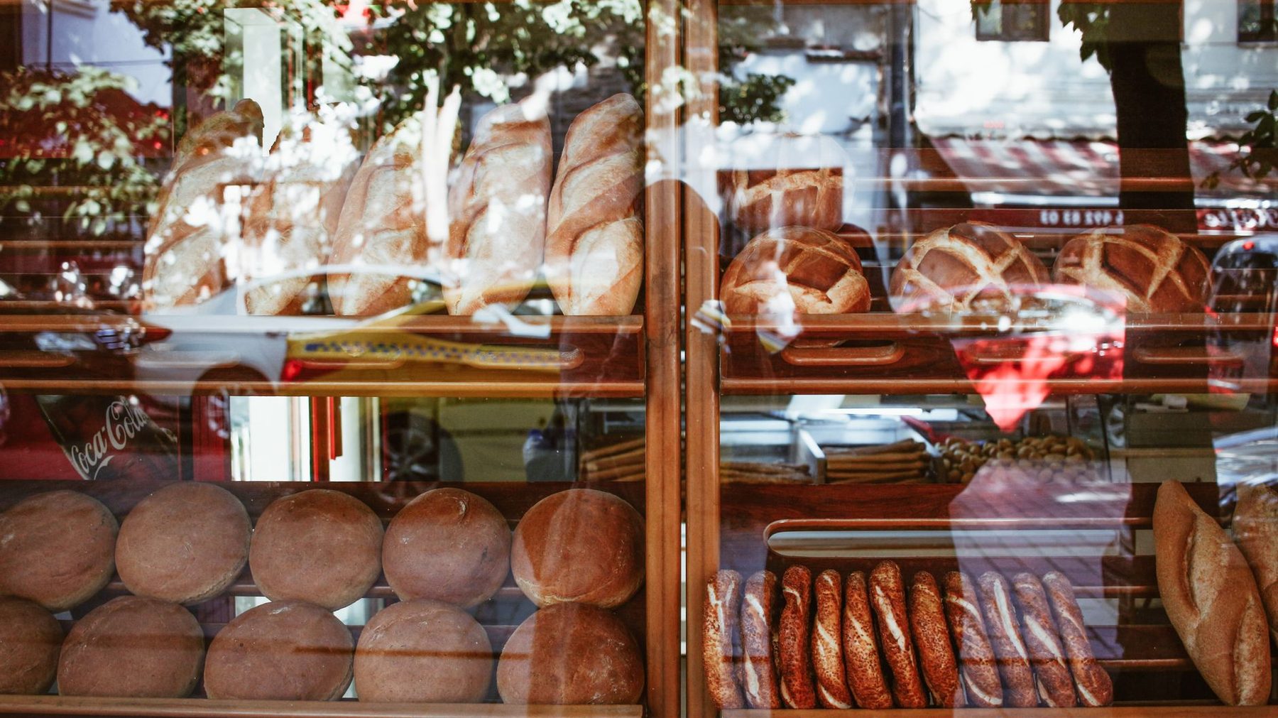 Vitrine de la boulangerie Levain et Sel garnie de pains au levain et de viennoiseries dorées